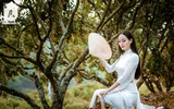 {ẢNH] Thiếu nữ Hà thành thướt tha áo dài bên đồi vải Lục Ngạn